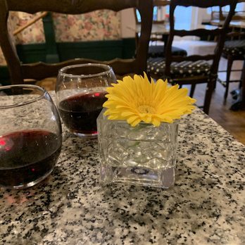White Swan Inn - Social hour drinks - Hotels Near Me - San Francisco, California White Swan Inn - Social hour drinks - Hotels Near Me - San Francisco, California