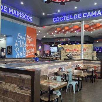 Muelle 37 - Dining room at opening time. 11 AM - Seafood Near Me - Weslaco, Texas