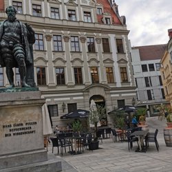 NineOfive - Fuggerplatz und - denkmal