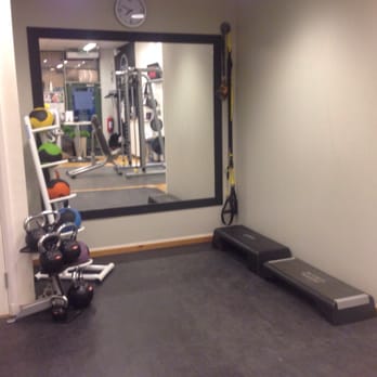 Puls & Träning Tallkrogen - The tiny stretch/yoga area, with rubber bands, stretch pole, kettle bells and a variety of other equipment. - Gyms Near Me - Enskede, Alberta