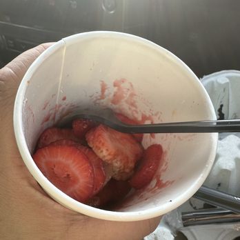 Presotea Manhattan Beach - The third photo shows the inside of the cup, again before taking a bite. From the top view, the portion didn't even fill half of the cup. - Bubble Tea Near Me - Manhattan Beach, California Presotea Manhattan Beach - The third photo shows the inside of the cup, again before taking a bite. From the top view, the portion didn't even fill half of the cup. - Bubble Tea Near Me - Manhattan Beach, California