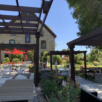 Elliston Vineyards - a patio with seating and tables - Wineries Near Me - Sunol, California Elliston Vineyards - a patio with seating and tables - Wineries Near Me - Sunol, California