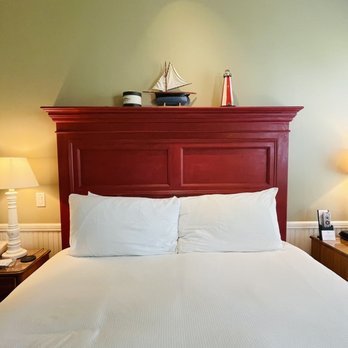 Snug Harbor Inn - Our bed was comfortable. - Hotels Near Me - Avalon, California