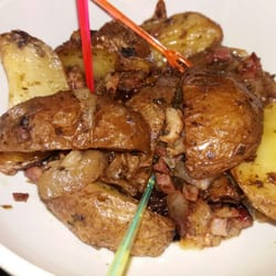 Claddagh - Patate con cipolla, pancetta e pomodoro.