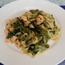 Pizzeria La Piccola - Tagliatelle mit Lachs,Spinat und frischem Knoblauch