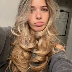 Taylor Reese - Blonde hair, natural highlights, grown out roots that blends naturally