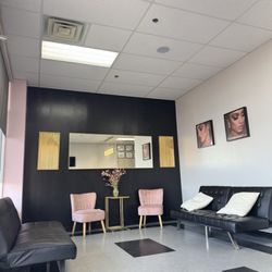 Brow Bar - Waiting area clean and comfy