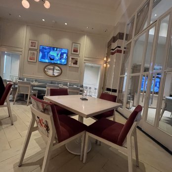 Bottiglia - Seating and private room to the right - Italian Near Me - Henderson, Nevada