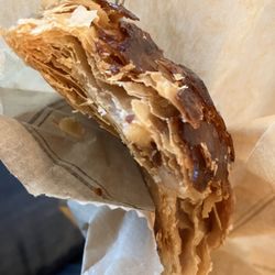 Paul - Delicious flaky exterior with a puréed apple filling interior