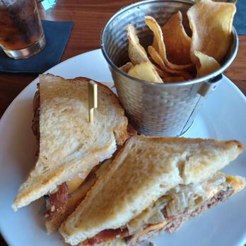 Driftwood Grille - Smokehouse burger - Sports Bars Near Me - Oakbrook Terrace, Illinois Driftwood Grille - Smokehouse burger - Sports Bars Near Me - Oakbrook Terrace, Illinois