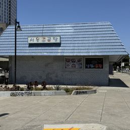 Exterior outside entrance of Seoul Gomtang - Photo 11: Nondescript building where the restaurant is - Oakland, California Exterior outside entrance of Seoul Gomtang - Photo 11: Nondescript building where the restaurant is - Oakland, California