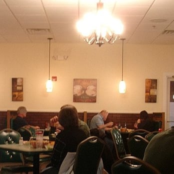 Veano's Italian Kitchen - people eating in a restaurant - Pizza Near Me - Pembroke, New Hampshire Veano's Italian Kitchen - people eating in a restaurant - Pizza Near Me - Pembroke, New Hampshire