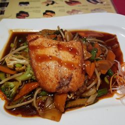 Hieu Restaurant - Lachs auf Verschiedenem Gemüse
