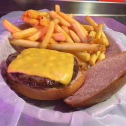 Rockin Burgers And Shakes - Högrevsburgare med ost. Man lägger själv på vad man vill ha.