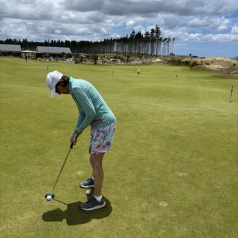 Rothko Restaurant - Putting green area right outside, good for before, after or during (if you're a kid) the meal. - New Zealand Near Me - Tawharanui Peninsula, AUK