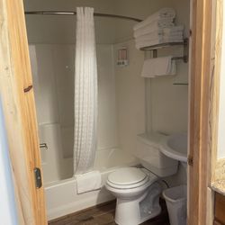 Beargrass Lodging and RV Resort - Bathroom