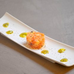 Secco - Tartara di Salmone Selvaggio con Kiwi Yellow Sun, Vodka, Coulis e Semi di Papavero