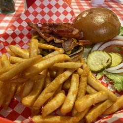 Ward's Grill - Cheeseburger w/ bacon