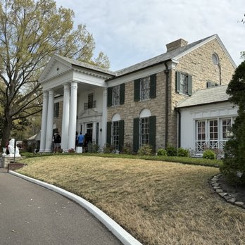 Graceland - House entrance - Museums Near Me - Memphis, Tennessee Graceland - House entrance - Museums Near Me - Memphis, Tennessee