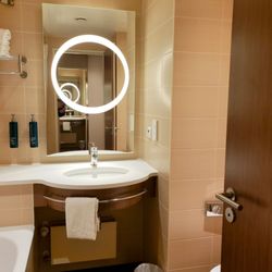 Hilton Garden Inn Frankfurt Airport - Bathroom in My Room at Hilton Garden Inn FRA