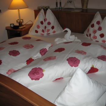 Wellnesshotel Erika - Die schön gemachten Betten - Hotels Near Me - Tirolo, BZ