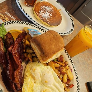 Black Bear Diner Hayward - Thick Cut Bacon and Eggs & 1 pancake - Diners Near Me - Hayward, California