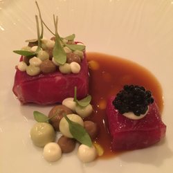 Latour - Tartaar van Dorade in gerookte Runderlende gerold met miso. Crème van koriander en crème van aubergine.