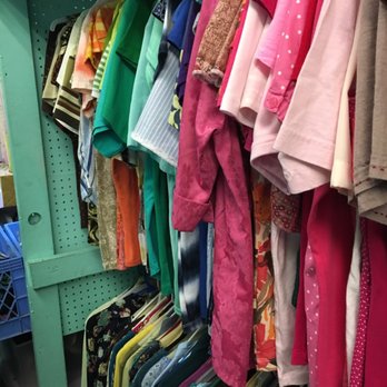Kalispell Community Thrift - Tops Organized by color - Thrift Stores Near Me - Kalispell, Montana