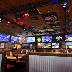 Bubba's 33 - Lots of TVs
