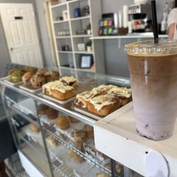 The Coffee Way - Iced blueberry macchiato with pastries