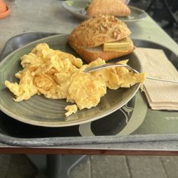 Junge Die Bäckerei - Rührei mit Brötchen und Butter