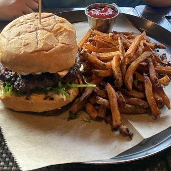 Running Goose - Gringo Burger with sweet potato fries - Gastropubs Near Me - Los Angeles, California Running Goose - Gringo Burger with sweet potato fries - Gastropubs Near Me - Los Angeles, California