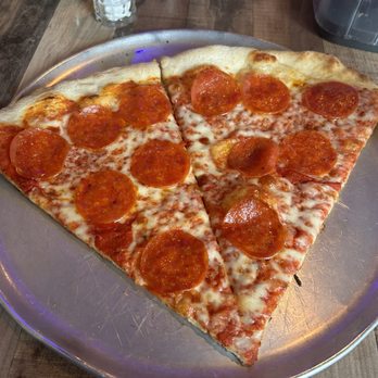 Manhattan NY - Pepperoni pizza by the slice. - Pizza Near Me - Fort Lauderdale, Florida Manhattan NY - Pepperoni pizza by the slice. - Pizza Near Me - Fort Lauderdale, Florida