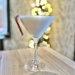 Olives - Mocha Peppermint Martini
Van Gogh Dutch Chocolate, Peppermint Schnapps, White Créme de Cocao, Merry's White Chocolate Liqueur