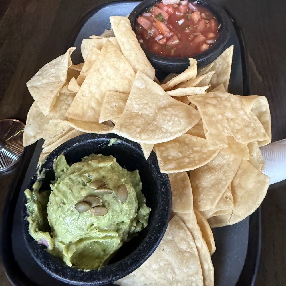 La Chingona - Chips guacamole and salsa - Mexican Near Me - Seattle, Washington La Chingona - Chips guacamole and salsa - Mexican Near Me - Seattle, Washington