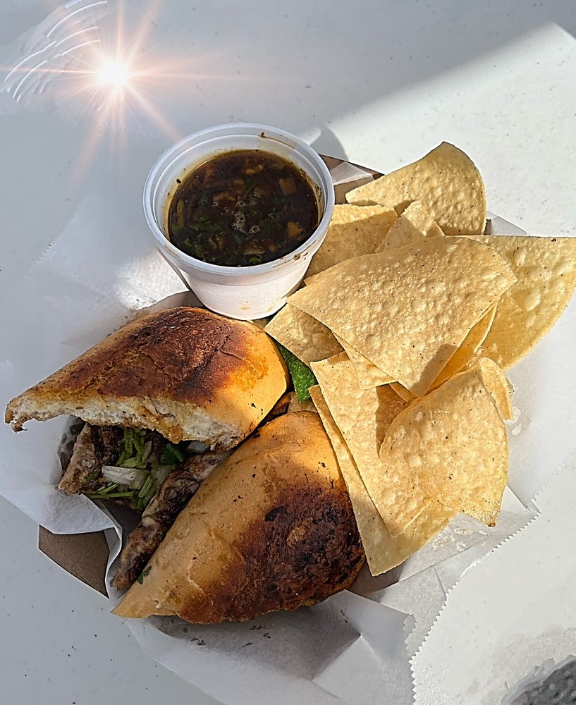 Los Tacos Mariachis Logo
