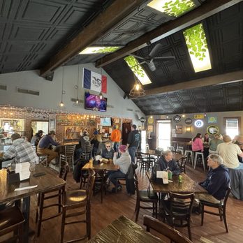 Dixie's Biergarten - Seating - Beer Bar Near Me - Decorah, Iowa