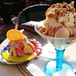 Eiscafe Amarena - Hervorragende Qualität: Nussbecher und kleines Spaghetti-Eis.