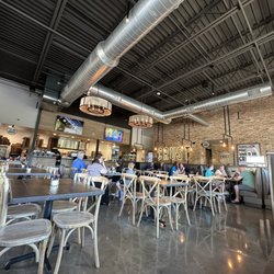 Crust Pizza Co. - Kingwood Docks - Dining area