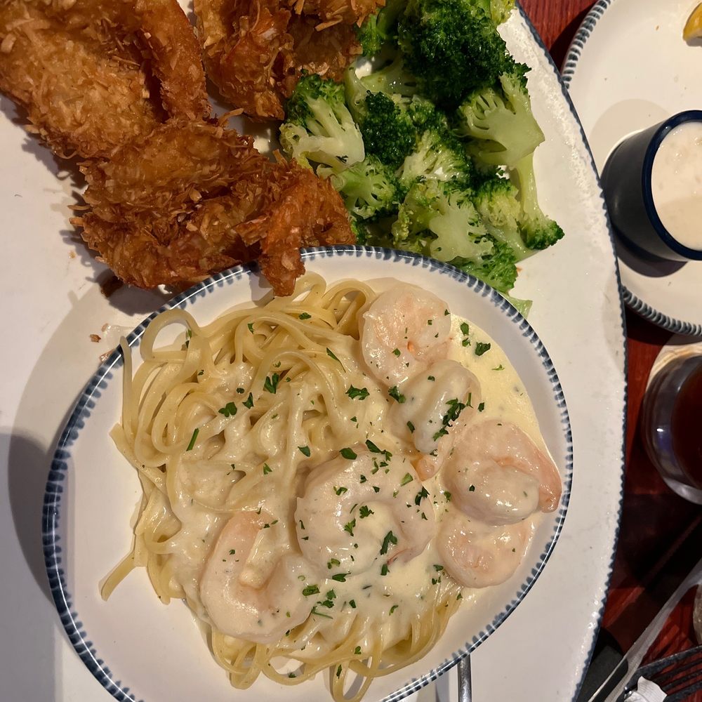 Red Lobster - Shrimp fettuccini, coconut shrimp, and broccoli - Seafood Near Me - Tampa, Florida Red Lobster - Shrimp fettuccini, coconut shrimp, and broccoli - Seafood Near Me - Tampa, Florida