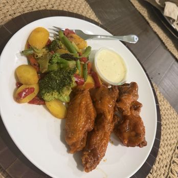 Salem's Fresh Eats - Buffalo Wings 5pc and Veggie Bowl - Seafood Near Me - Lakeland, Florida