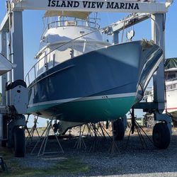 ISLAND VIEW MARINA - The marina travel lift
