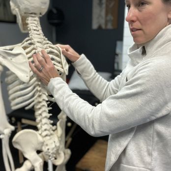 Arrow Physical Therapy Seattle - Kerry teaches a patient about their upper back pain. - Physical Therapy Near Me - Seattle, Washington