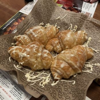 Cheddar's Scratch Kitchen - Honey croissant roles, sweet buttery crispy goodness!! - Comfort Food Near Me - Orlando, Florida Cheddar's Scratch Kitchen - Honey croissant roles, sweet buttery crispy goodness!! - Comfort Food Near Me - Orlando, Florida