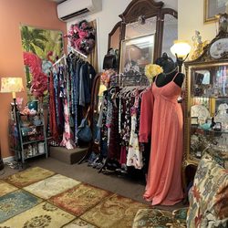 Maxines Antiques & Collectables - Can you spot the pink flamingos?