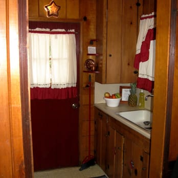 Arrowhead Pine Rose Cabins - Kitchen in Betsy Ross (Cabin #9) - Venues & Event Spaces Near Me - Twin Peaks, California