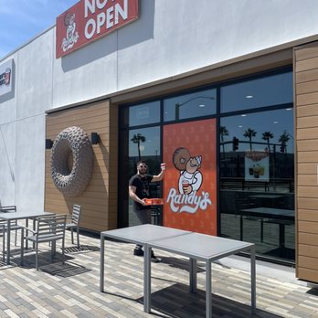 Randy's Donuts - Store front - Donuts Near Me - Burbank, California Randy's Donuts - Store front - Donuts Near Me - Burbank, California