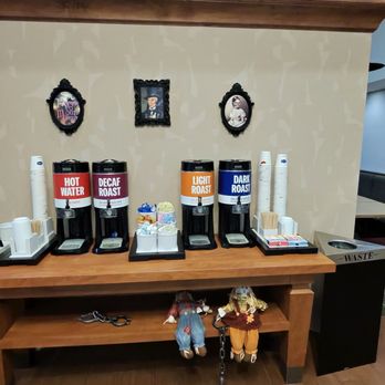 Hampton Inn & Suites Williamsburg-Central - Coffee station - Hotels Near Me - Williamsburg, Virginia