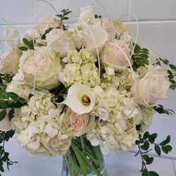 GP Miller Floral - Flower arrangement in white and soft pink flowers.