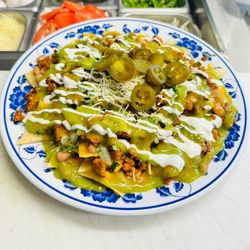Kelly’s Deli - Loaded Nachos (asada,pollo y pastor)